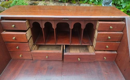 SMALL RARE SIZED GEORGIAN MAHOGANY BUREAU - ADDITIONAL PHOTO 7