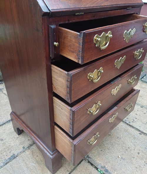 SMALL RARE SIZED GEORGIAN MAHOGANY BUREAU - ADDITIONAL PHOTO 9