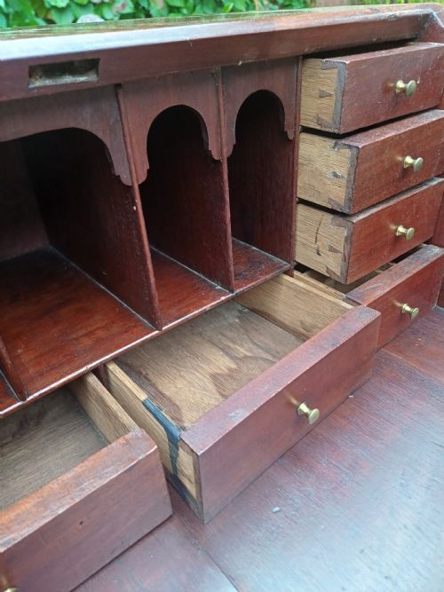 SMALL RARE SIZED GEORGIAN MAHOGANY BUREAU - ADDITIONAL PHOTO 10