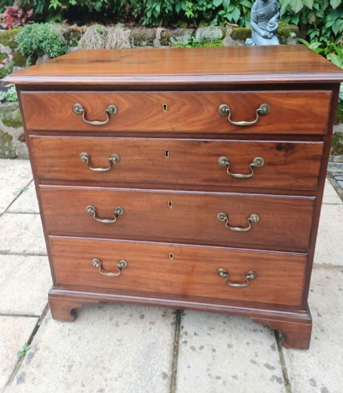 lovely small georgian chest of drawers mahogany 18th century - CATEGORY: ANTIQUE CHEST OF DRAWERS - DATED 18TH CENTURY