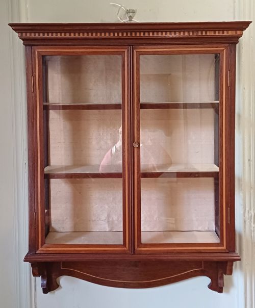 beautiful edwardian display cabinet hanging mahogany - CATEGORY: ANTIQUE CABINETS - DATED EDWARDIAN