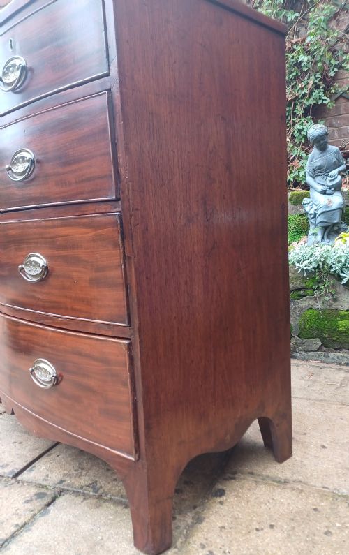 MAHOGANY BOW FRONTED CHEST OF DRAWERS - ADDITIONAL PHOTO 4