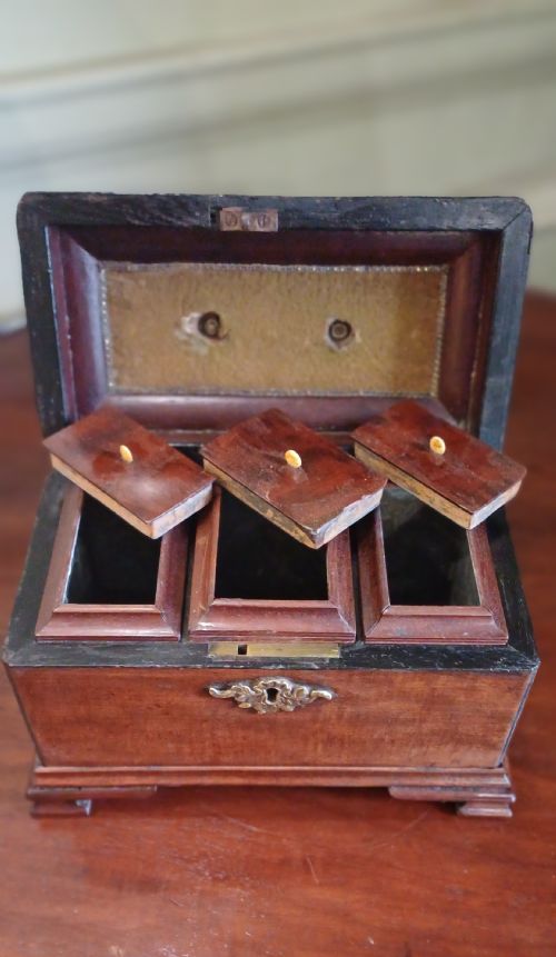 GEORGIAN TEA CADDY WITH COMPLETE INTERIOR - ADDITIONAL PHOTO 6