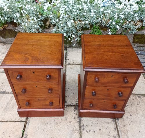 A PAIR OF BEDSIDE DRAWERS - ADDITIONAL PHOTO 1