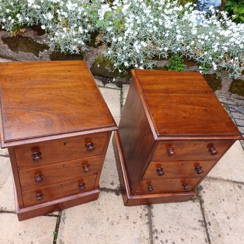 A PAIR OF BEDSIDE DRAWERS - ADDITIONAL PHOTO 2