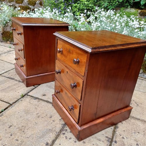 A PAIR OF BEDSIDE DRAWERS - ADDITIONAL PHOTO 4