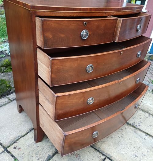 GEORGIAN MAHOGANY BOW FRONTED FRONT CHEST OF DRAWERS - ADDITIONAL PHOTO 4