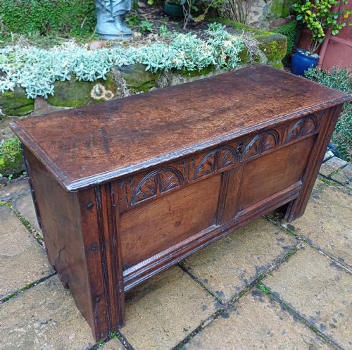SMALL 17TH CENTURY OAK COFFER - ADDITIONAL PHOTO 2