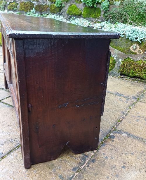 SMALL 17TH CENTURY OAK COFFER - ADDITIONAL PHOTO 4