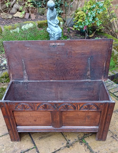 SMALL 17TH CENTURY OAK COFFER - ADDITIONAL PHOTO 5