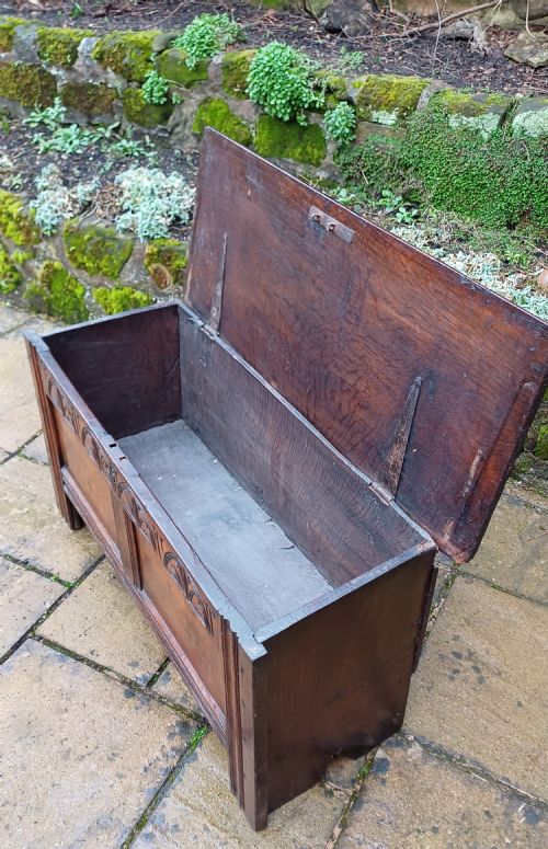 SMALL 17TH CENTURY OAK COFFER - ADDITIONAL PHOTO 8