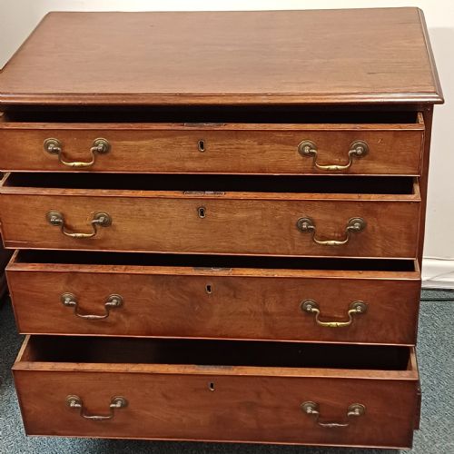 SMALL GEORGIAN MAHOGANY CHEST OF DRAWERS - ADDITIONAL PHOTO 3