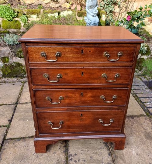 a very small mahogany chest of drawers - CATEGORY: ANTIQUE CHEST OF DRAWERS - DATED GEORGIAN