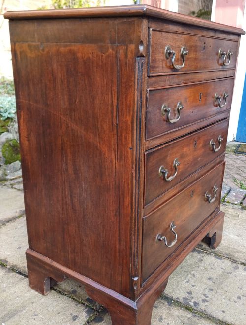 A VERY SMALL MAHOGANY CHEST OF DRAWERS - ADDITIONAL PHOTO 4