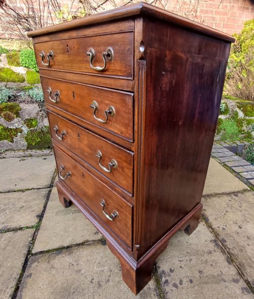 A VERY SMALL MAHOGANY CHEST OF DRAWERS - ADDITIONAL PHOTO 5