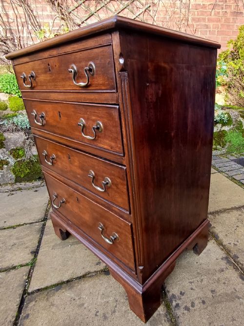 A VERY SMALL MAHOGANY CHEST OF DRAWERS - ADDITIONAL PHOTO 6