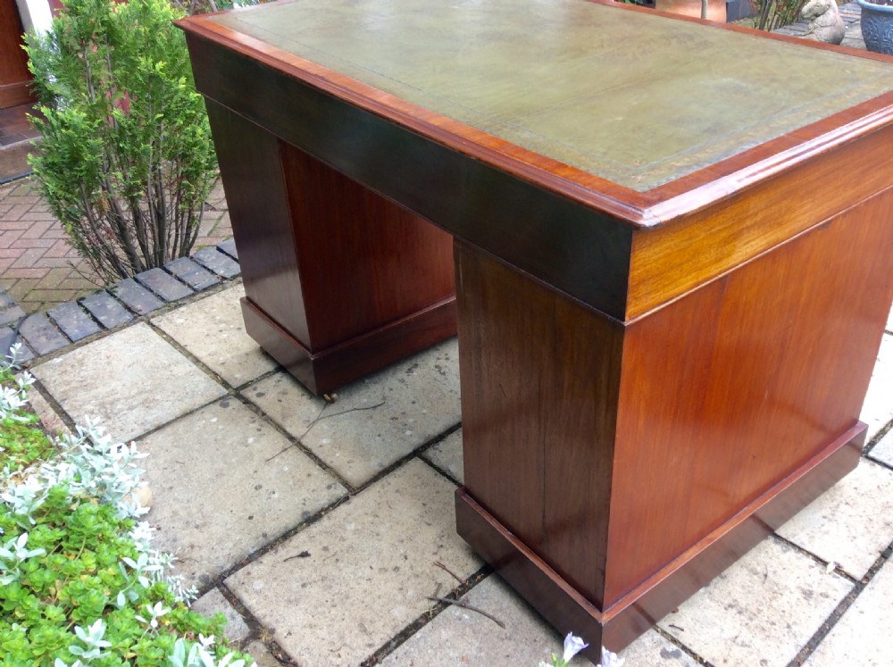 Good Victorian mahogany pedestal desk View VI