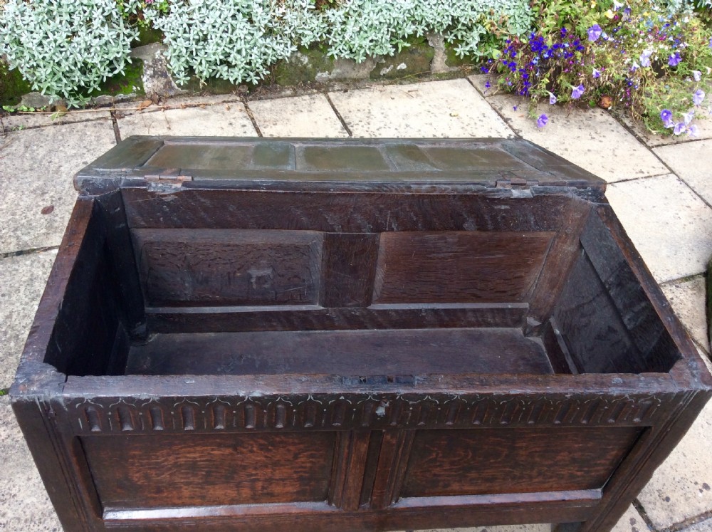 Small early 18th century coffer View III