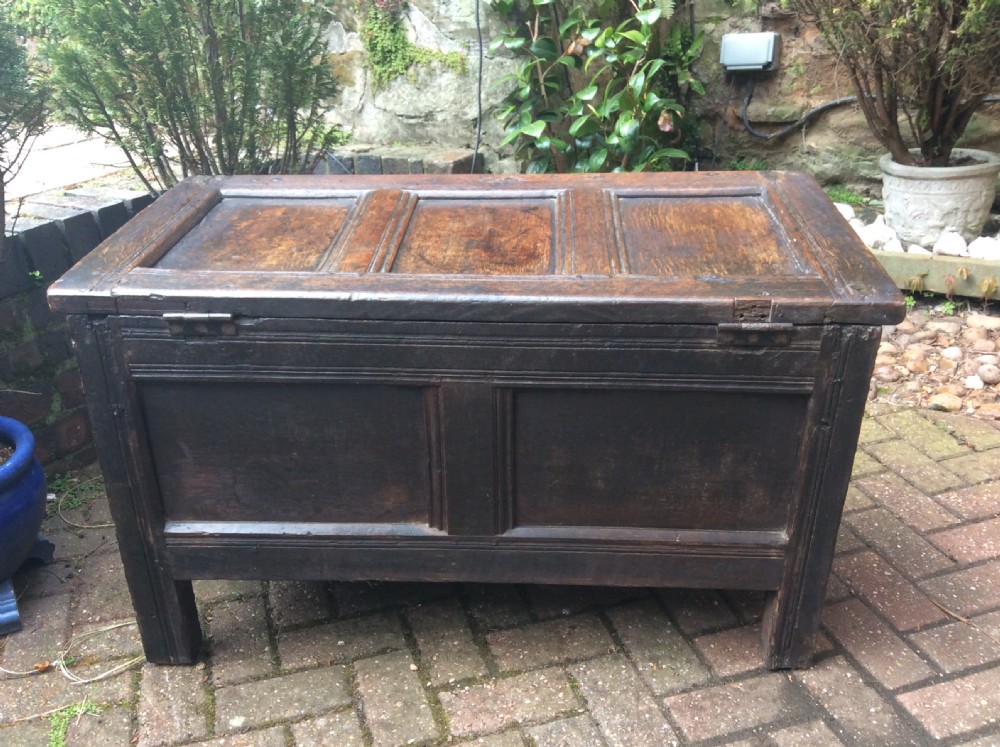 Small early 18th century coffer View VI