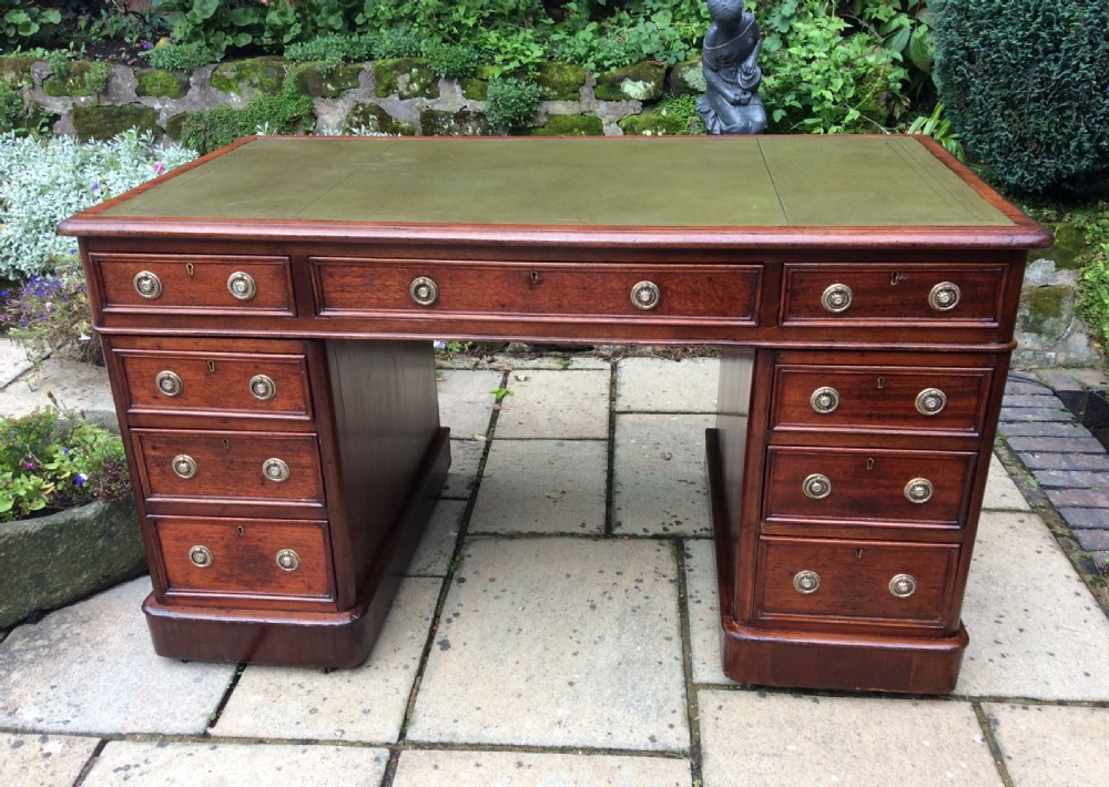 Super quality Victorian mahogany pedestal desk