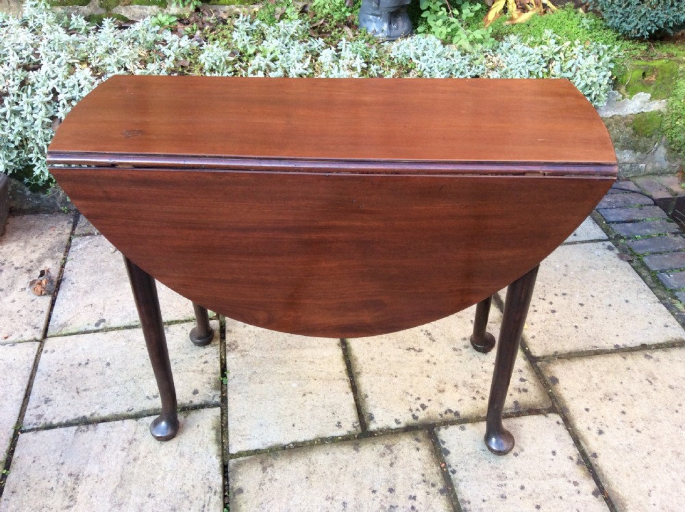 Small Georgian mahogany  dining table