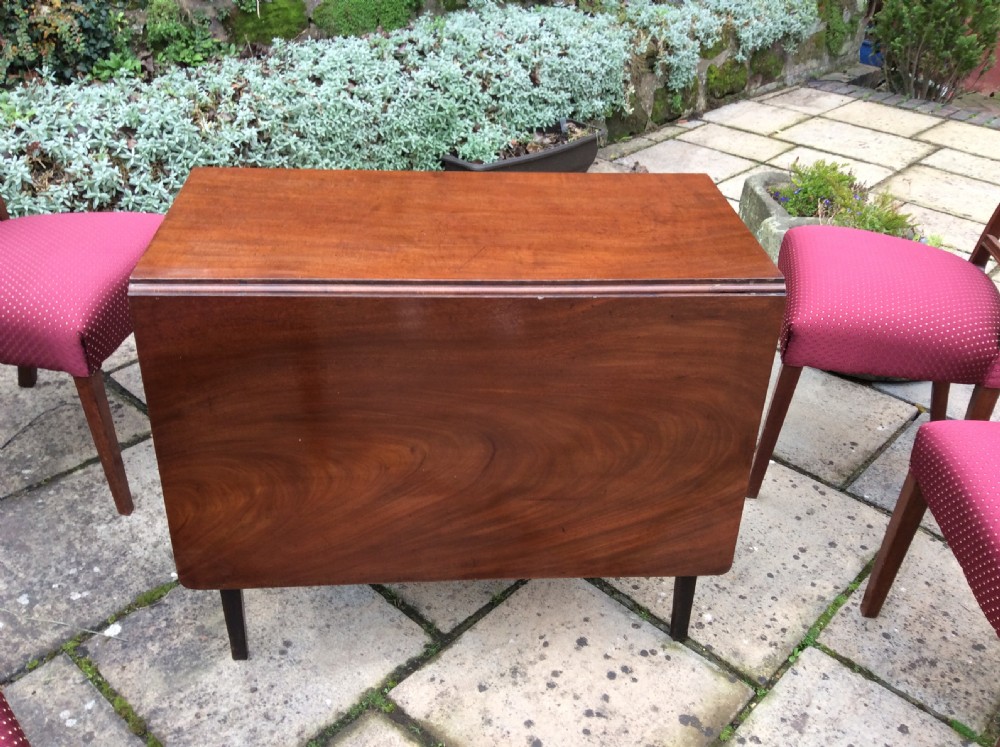 Small Georgian mahogany dining table