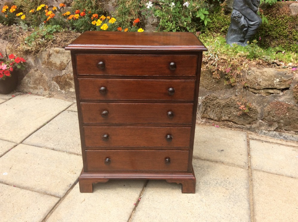 A very small set of drawers View III