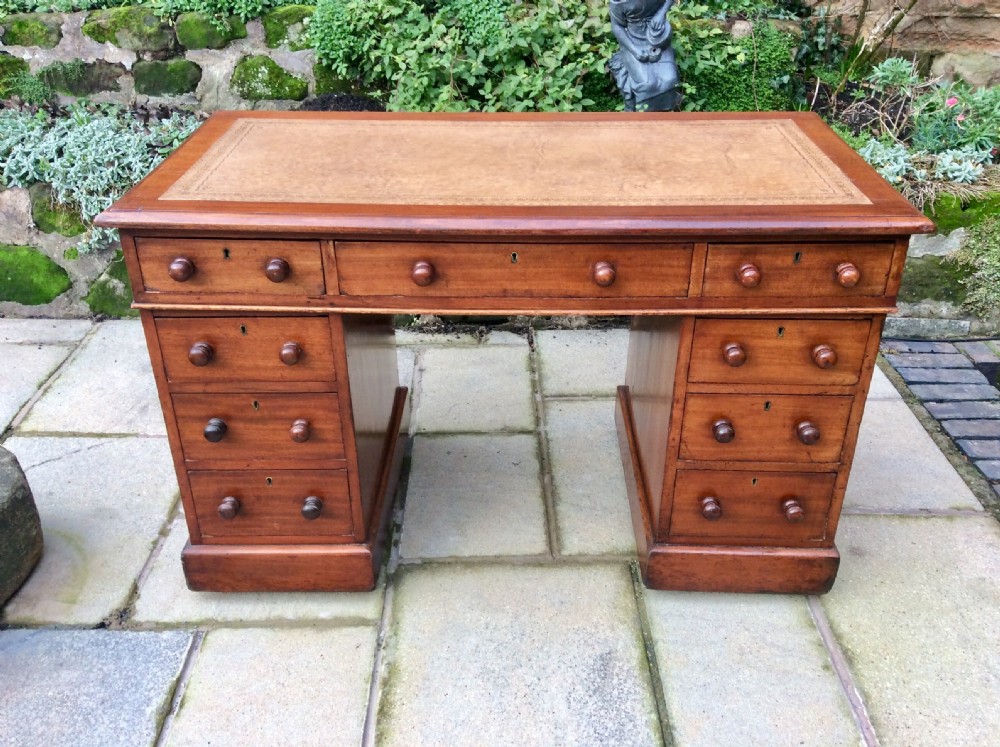 Victorian mahogany pedestal desk