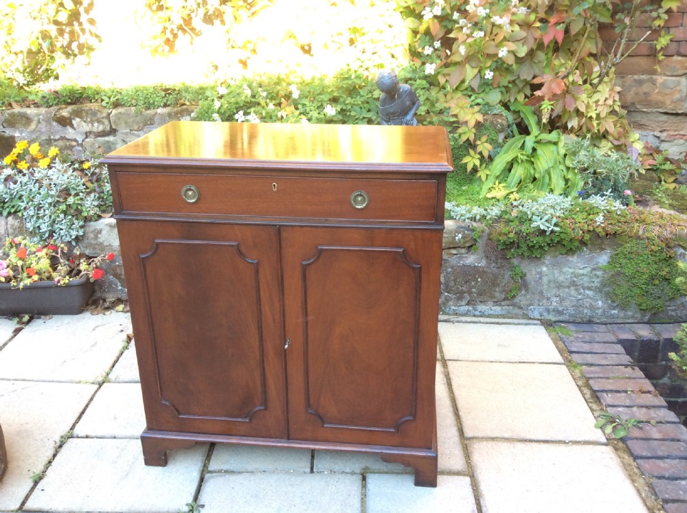 Quality mahogany side cabinet