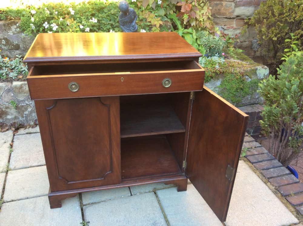 Quality mahogany side cabinet View III