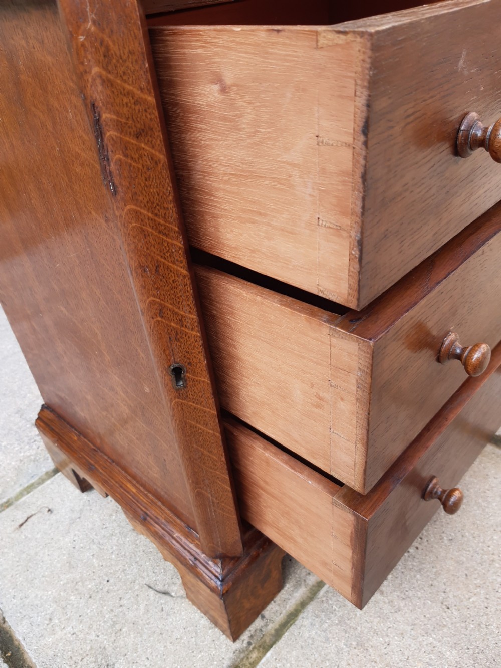 miniature chest of oak drawers View II
