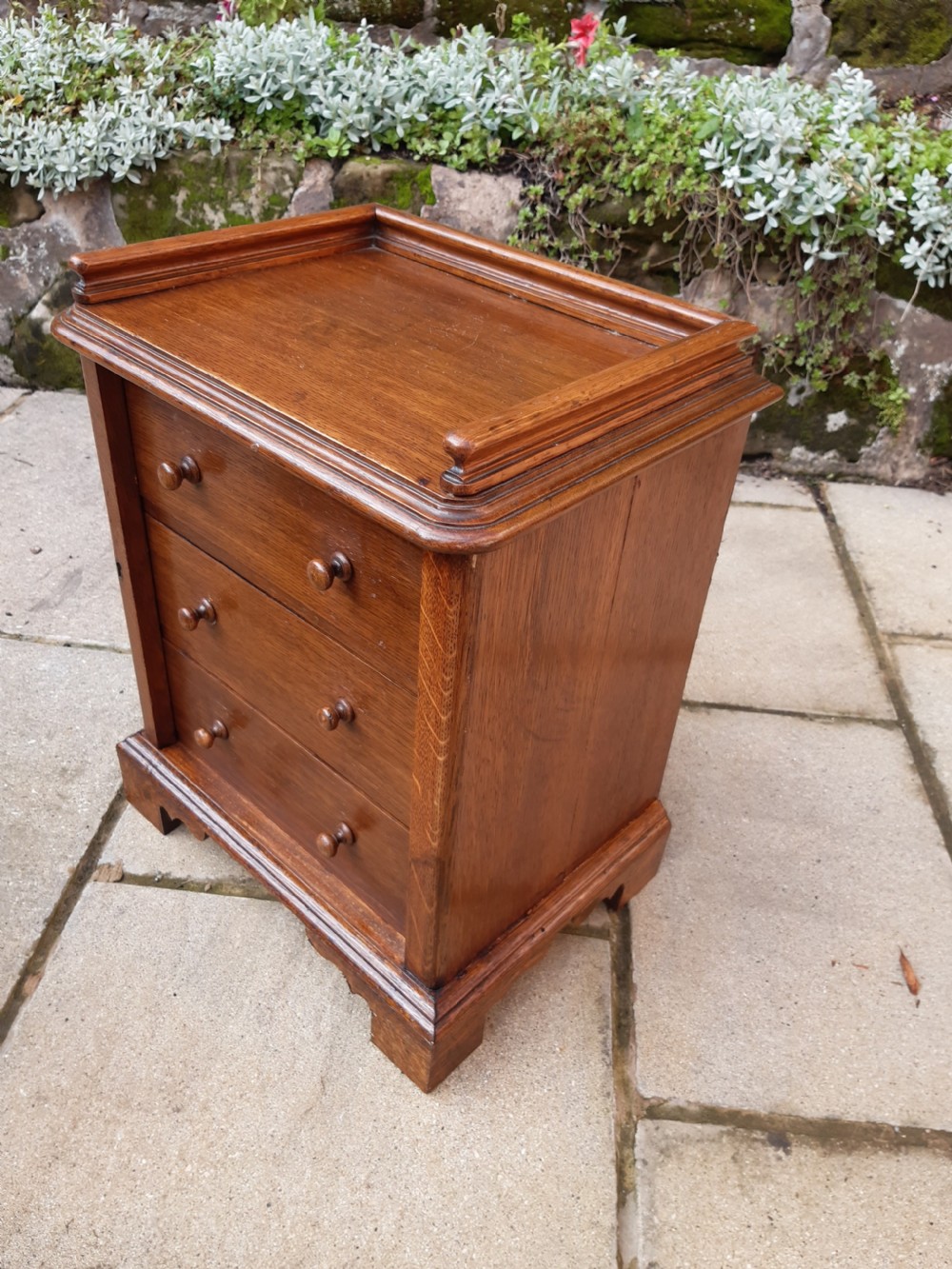 miniature chest of oak drawers View III