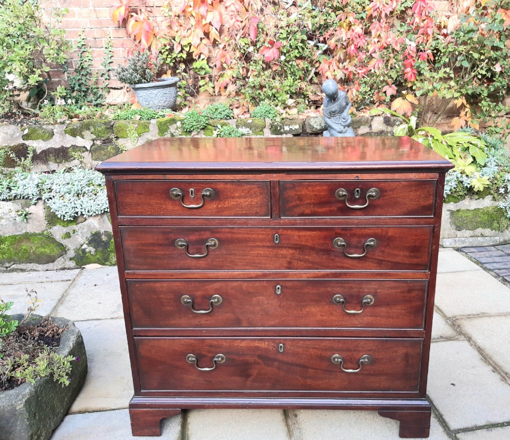 Small Georgian mahogany chest of drawers