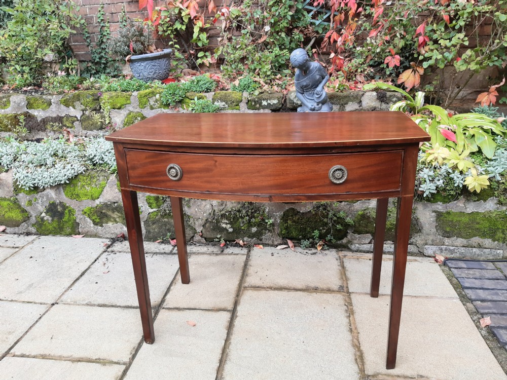 Mahogany Georgian bow front side table 