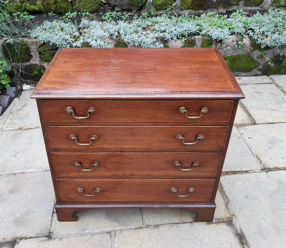 Very small Georgian mahogany chest of drawers 