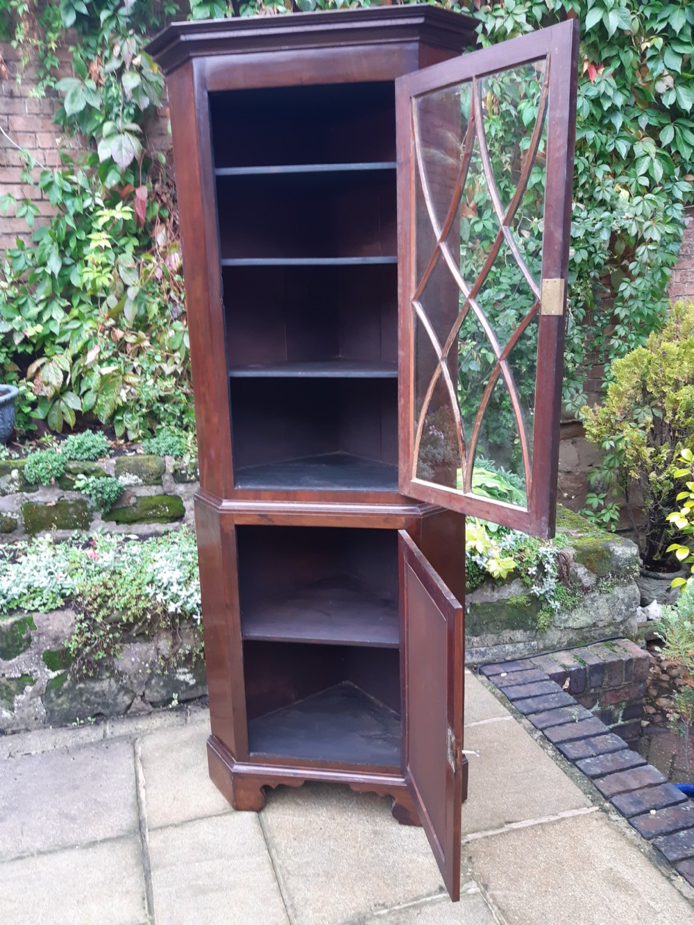 Free standing corner cupboard View III