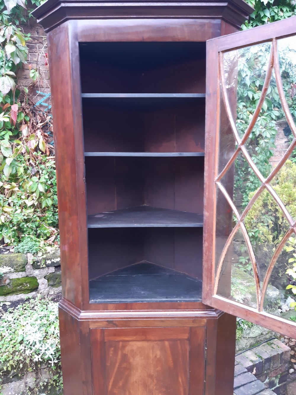 Free standing corner cupboard View IV