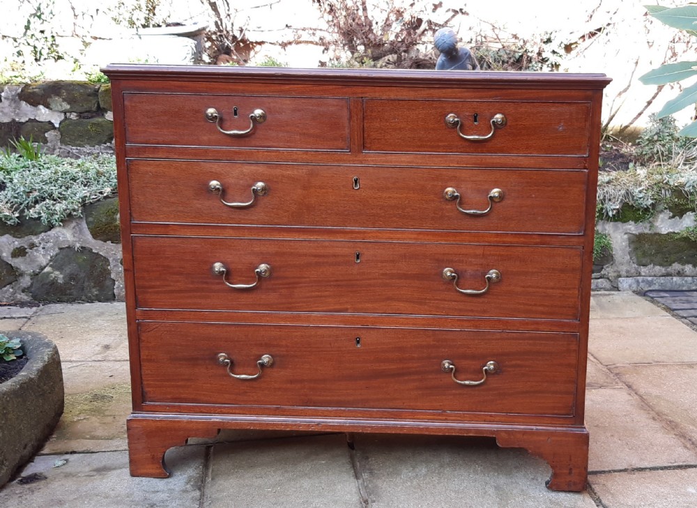 Sweet small Georgian mahogany chest of drawers 