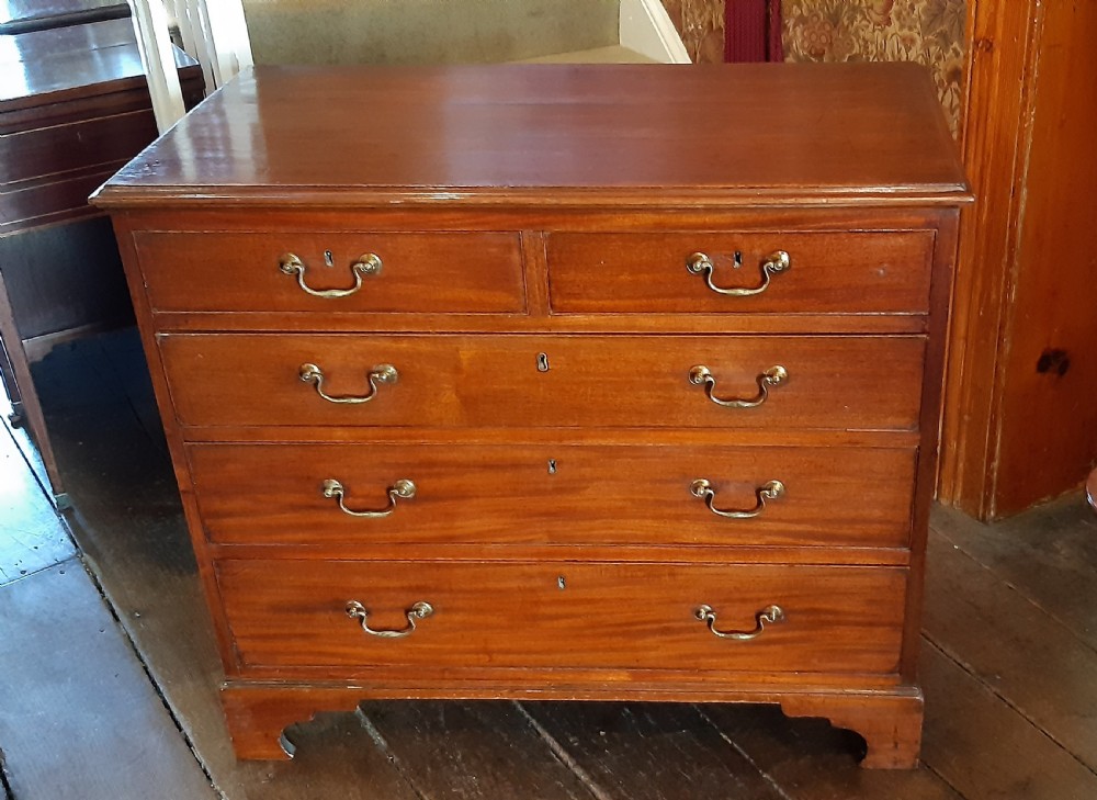 Sweet small Georgian mahogany chest of drawers  View III