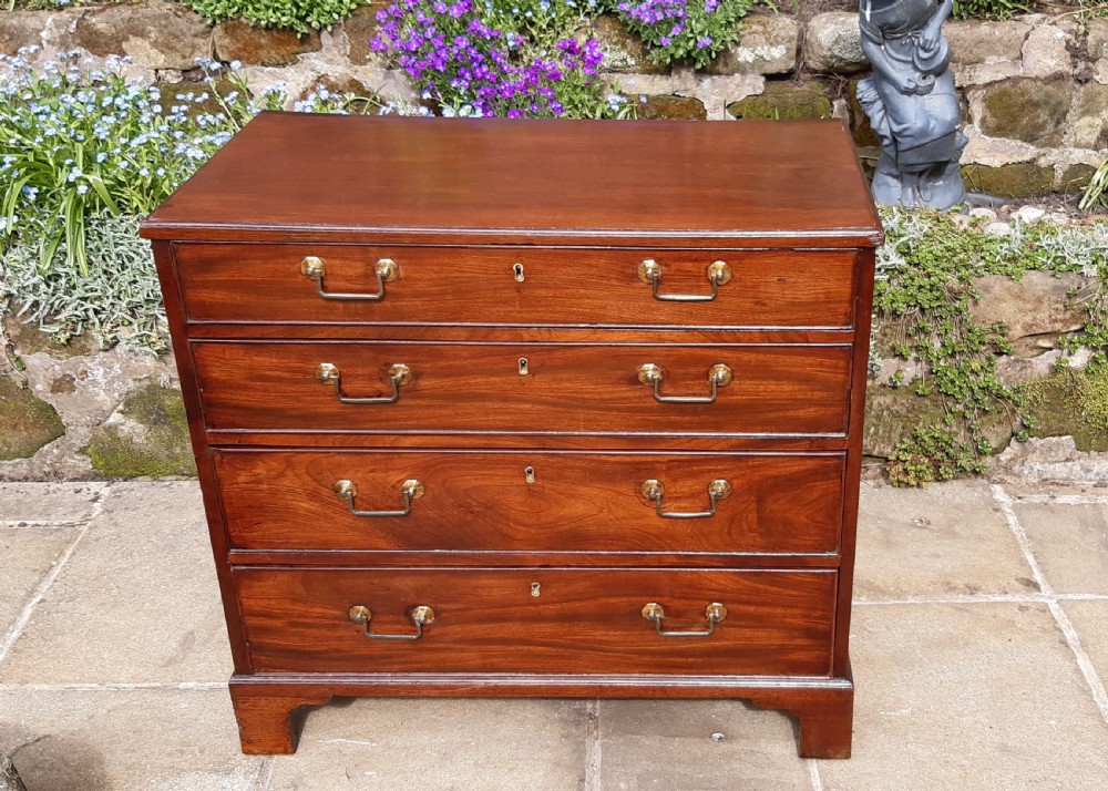 Small mahogany Georgian chest of drawers 