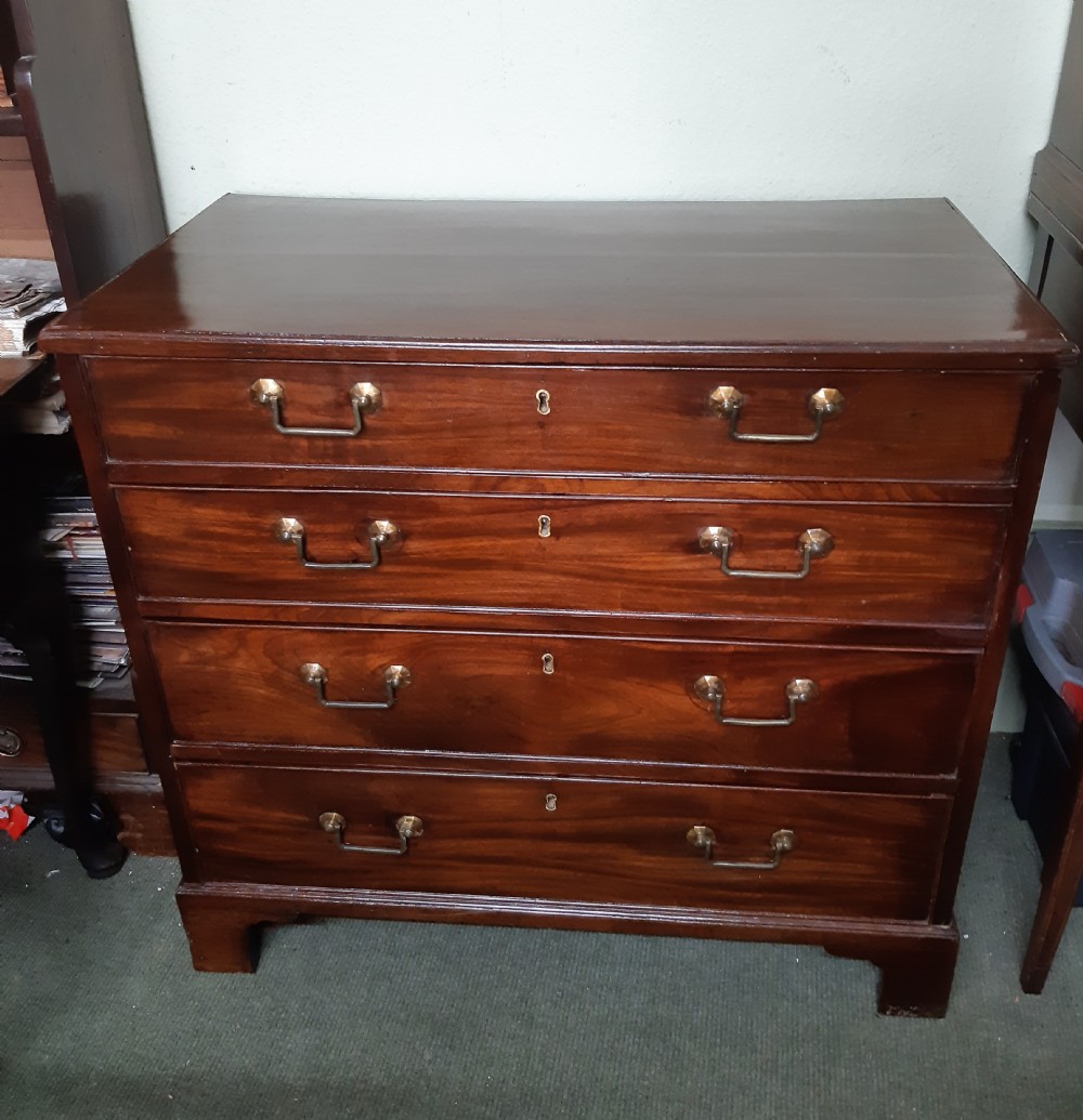 Small mahogany Georgian chest of drawers  View IX