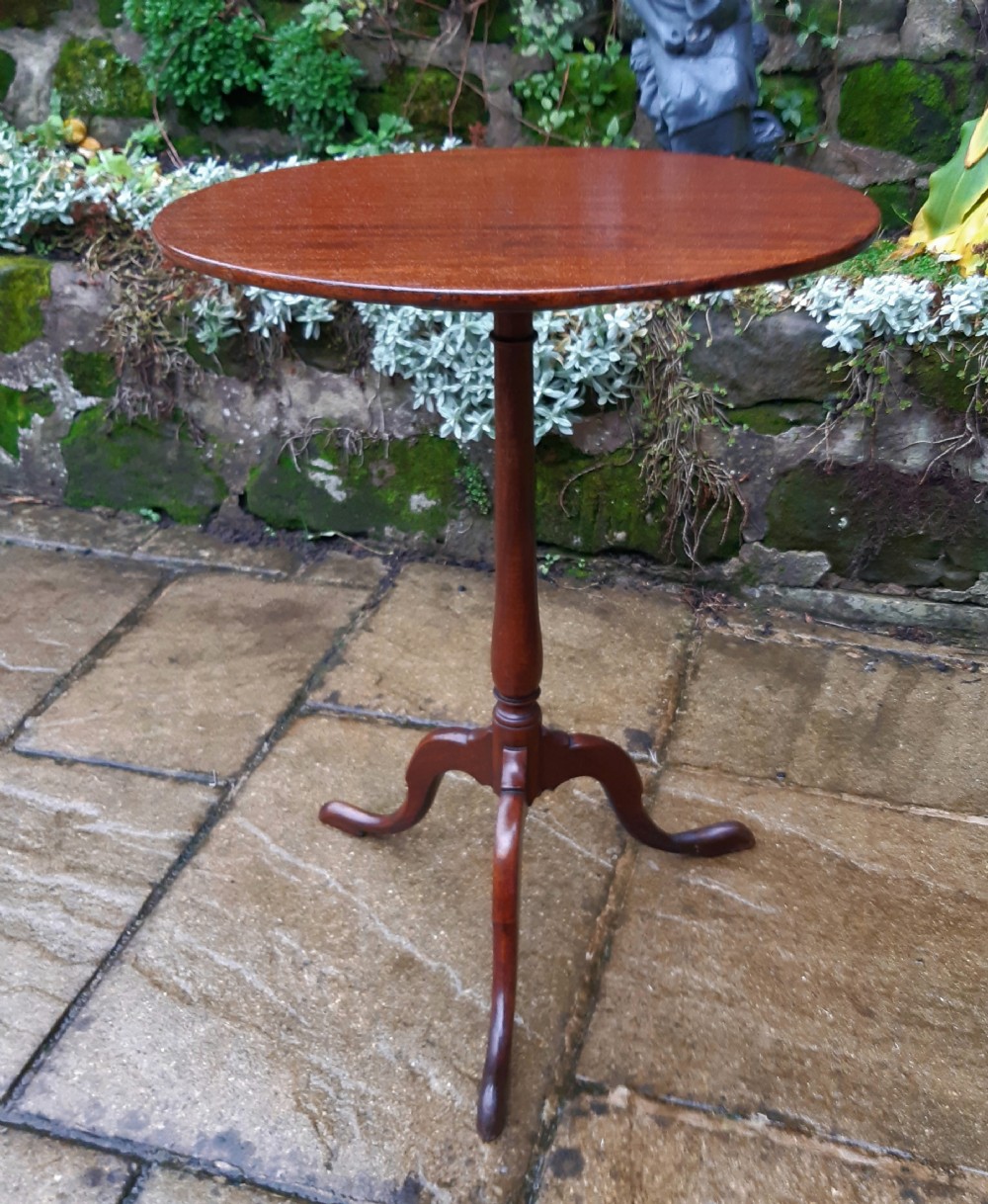 Georgian mahogany oval wine lamp table