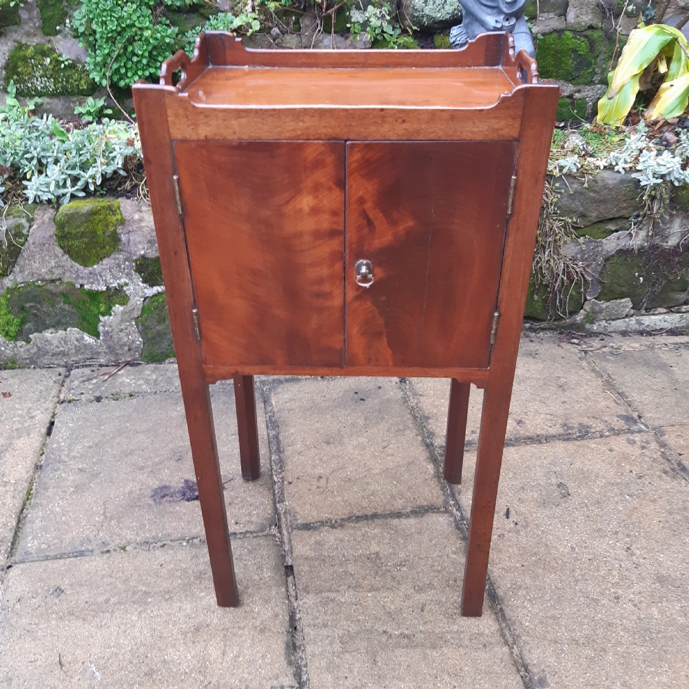 Pretty Georgian bedside cupboard 