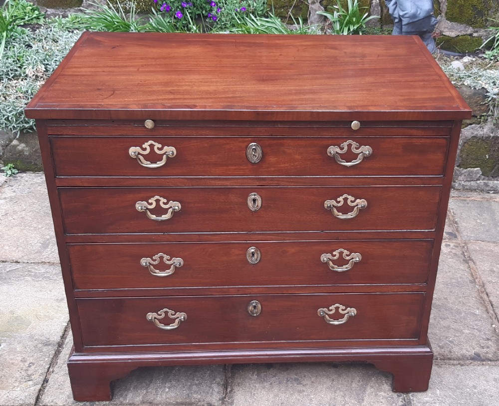 Small Georgian chest of drawers 