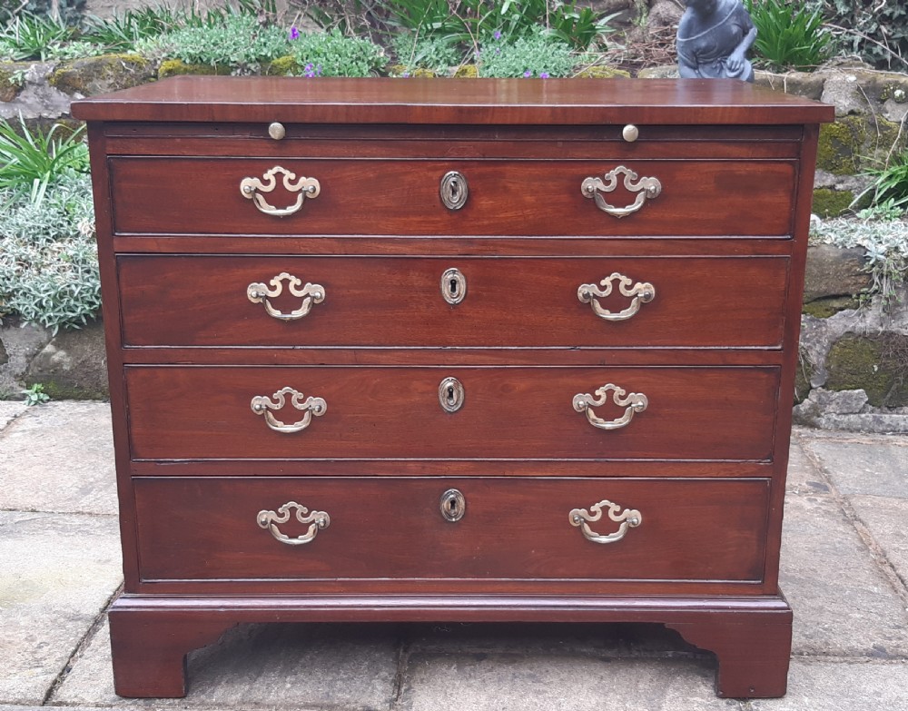 Small Georgian chest of drawers  View II