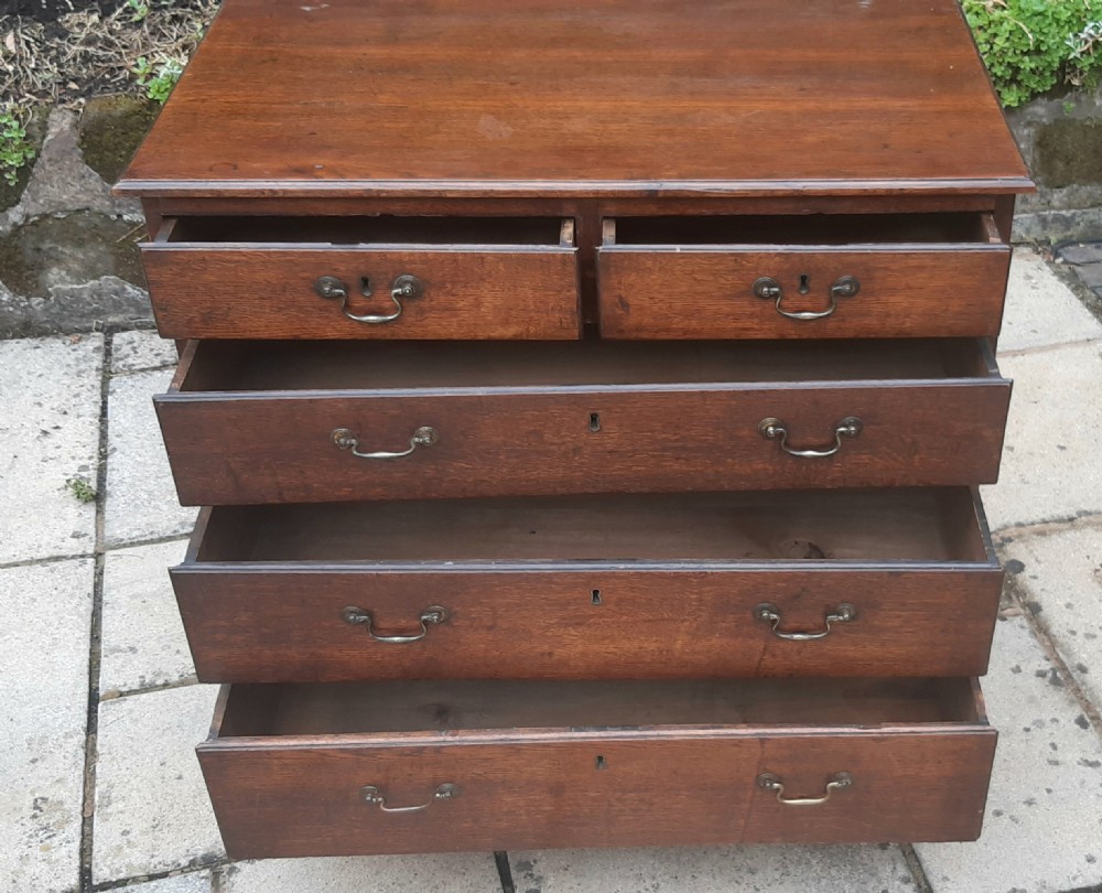 A small oak Georgian chest of drawers  View VI