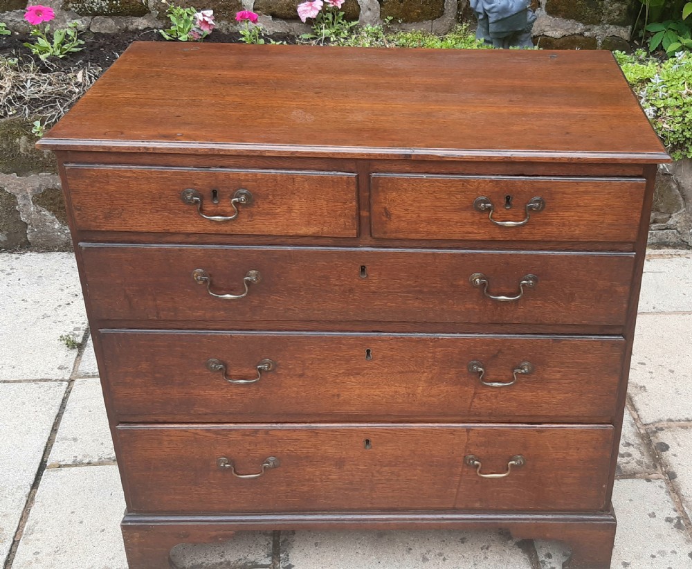 A small oak Georgian chest of drawers  View IX