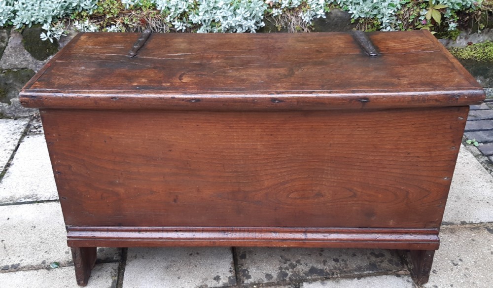 Elm plank coffer 17th century detachable top