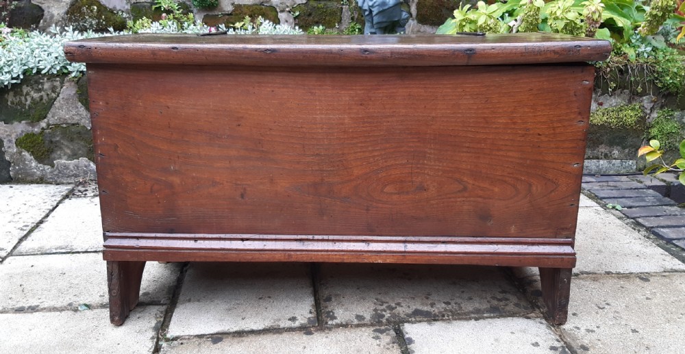 Elm plank coffer 17th century detachable top View II