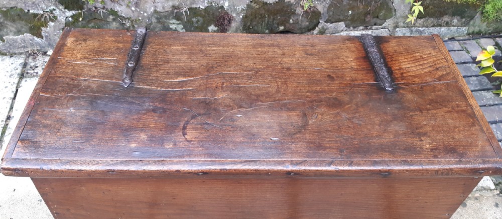 Elm plank coffer 17th century detachable top View III